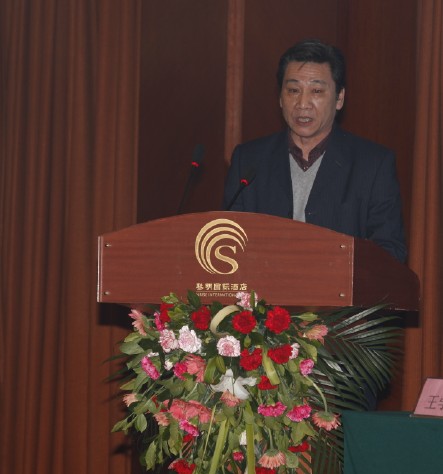 公司副總經(jīng)理梁英貴宣讀公司管理文件