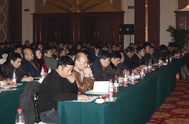 參會(huì)代表認(rèn)真聽取工作報(bào)告