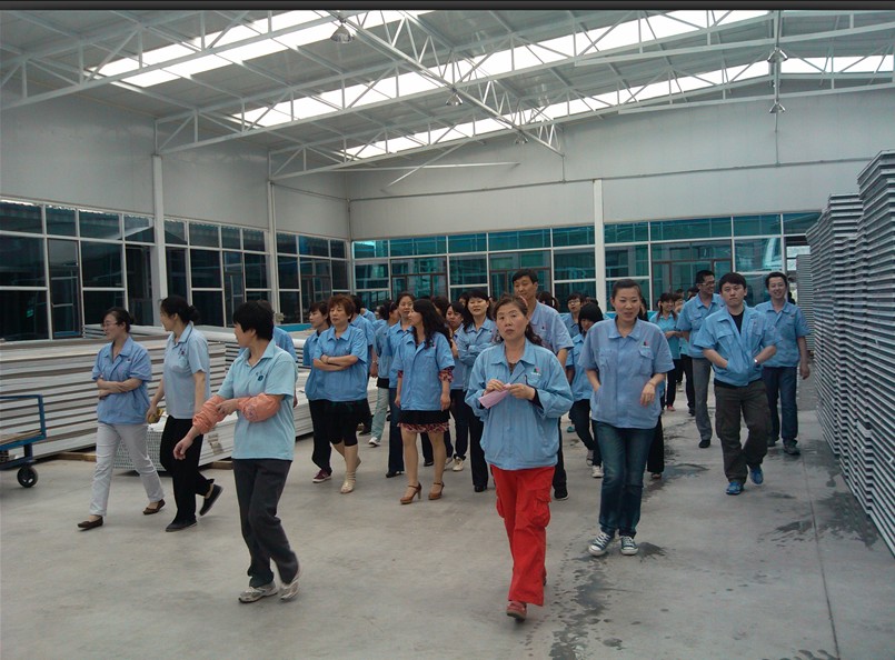 員工參觀新建廠區(qū)