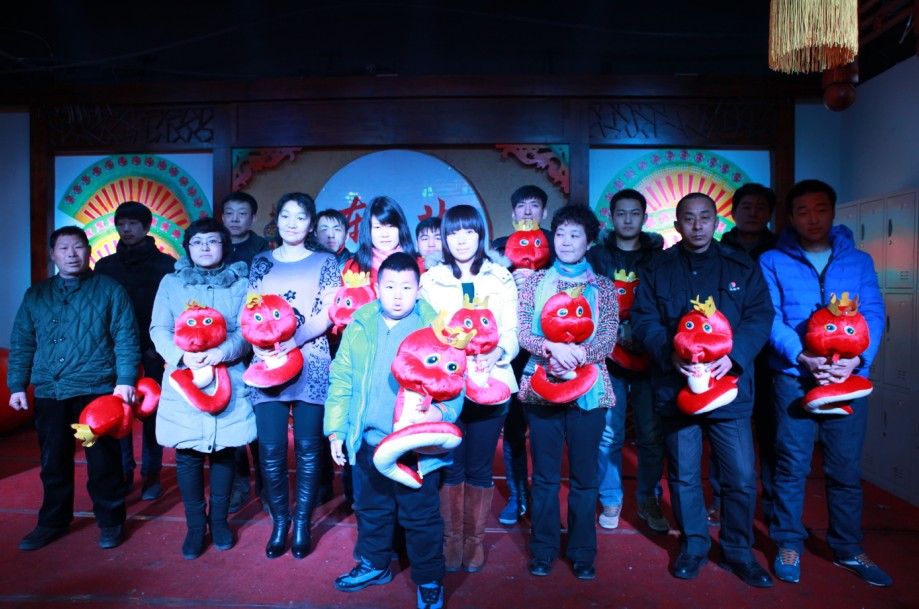 蛇年屬性的員工上臺領(lǐng)獎并合影留念