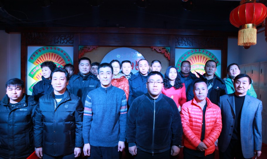 單位領(lǐng)導(dǎo)和優(yōu)秀員工合影