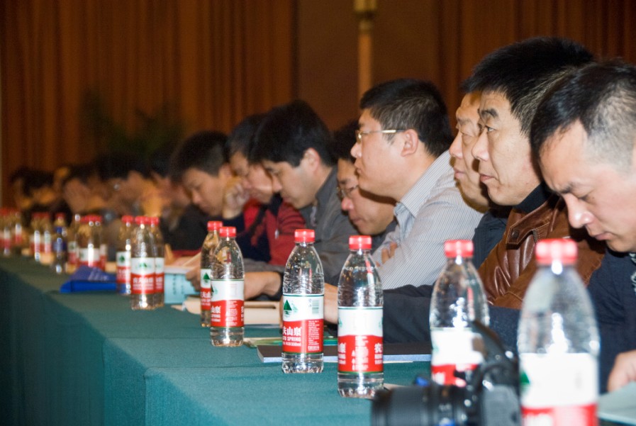 參會(huì)人員認(rèn)真聽(tīng)領(lǐng)導(dǎo)講話