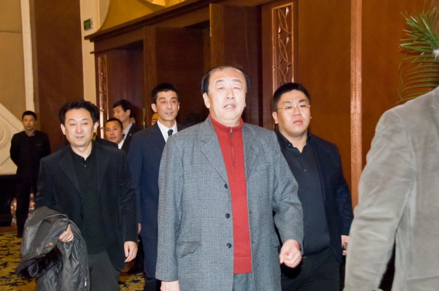 參會領(lǐng)導(dǎo)步入會場