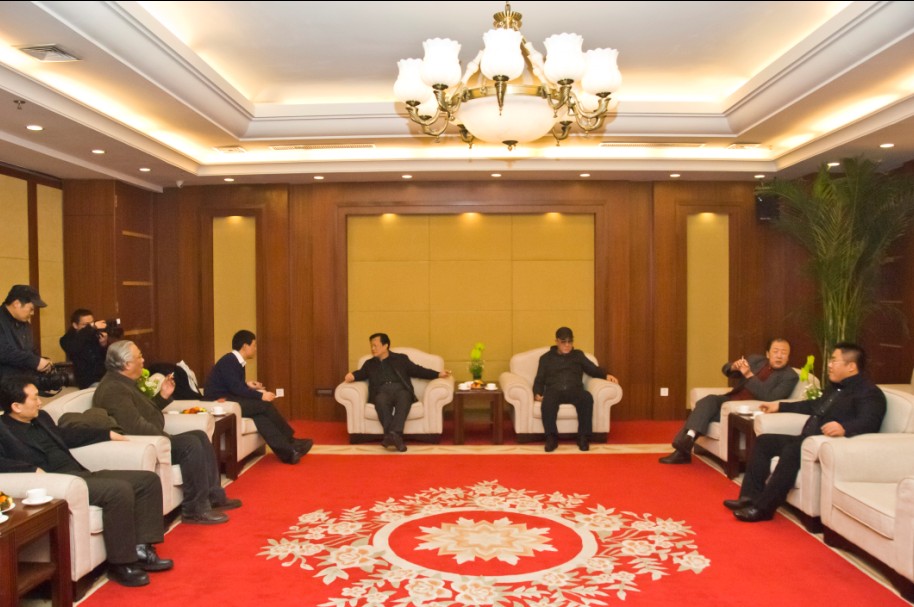 公司領(lǐng)導(dǎo)在會客廳與國家省，市領(lǐng)導(dǎo)會談