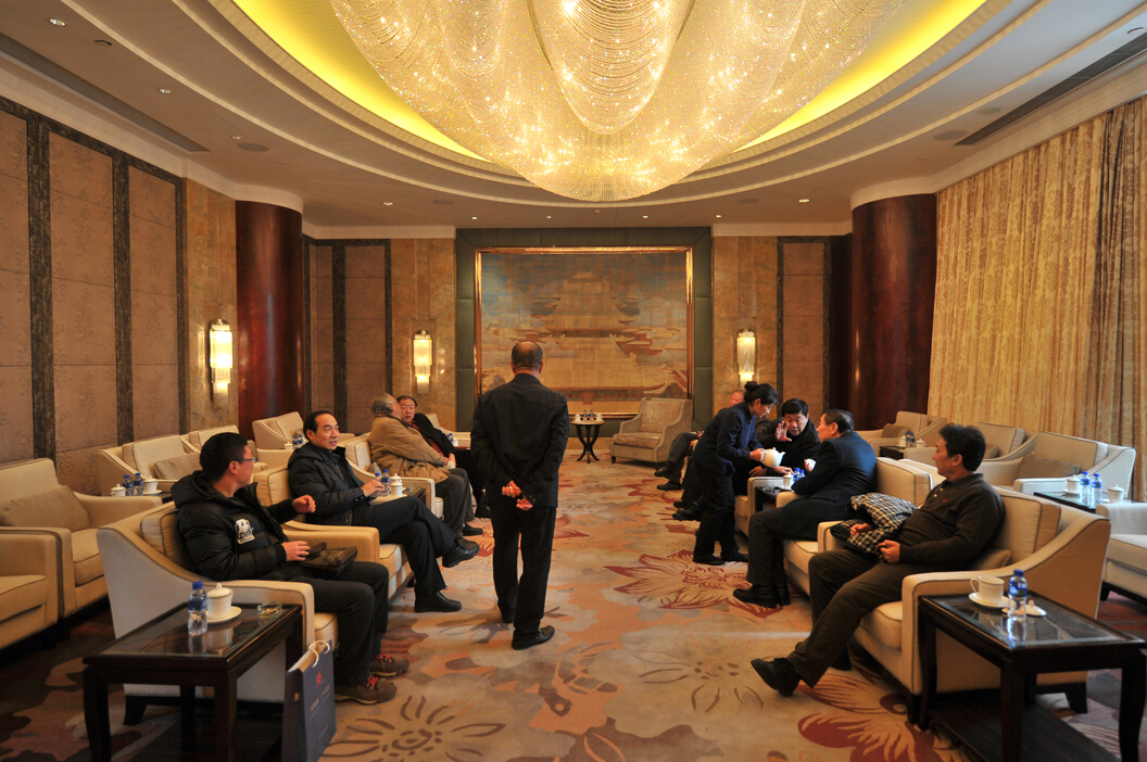 省市領(lǐng)導(dǎo)嘉賓單位領(lǐng)導(dǎo)在會(huì)客廳交談