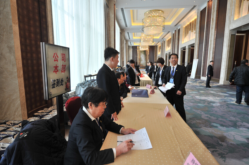 公司員工進(jìn)行會(huì)前準(zhǔn)備工作