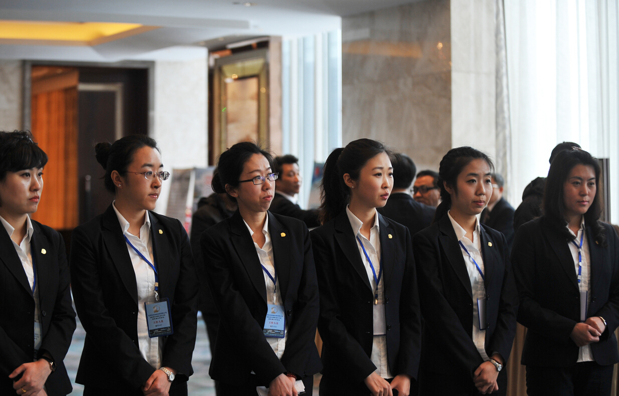 公司員工進(jìn)行會(huì)前準(zhǔn)備工作