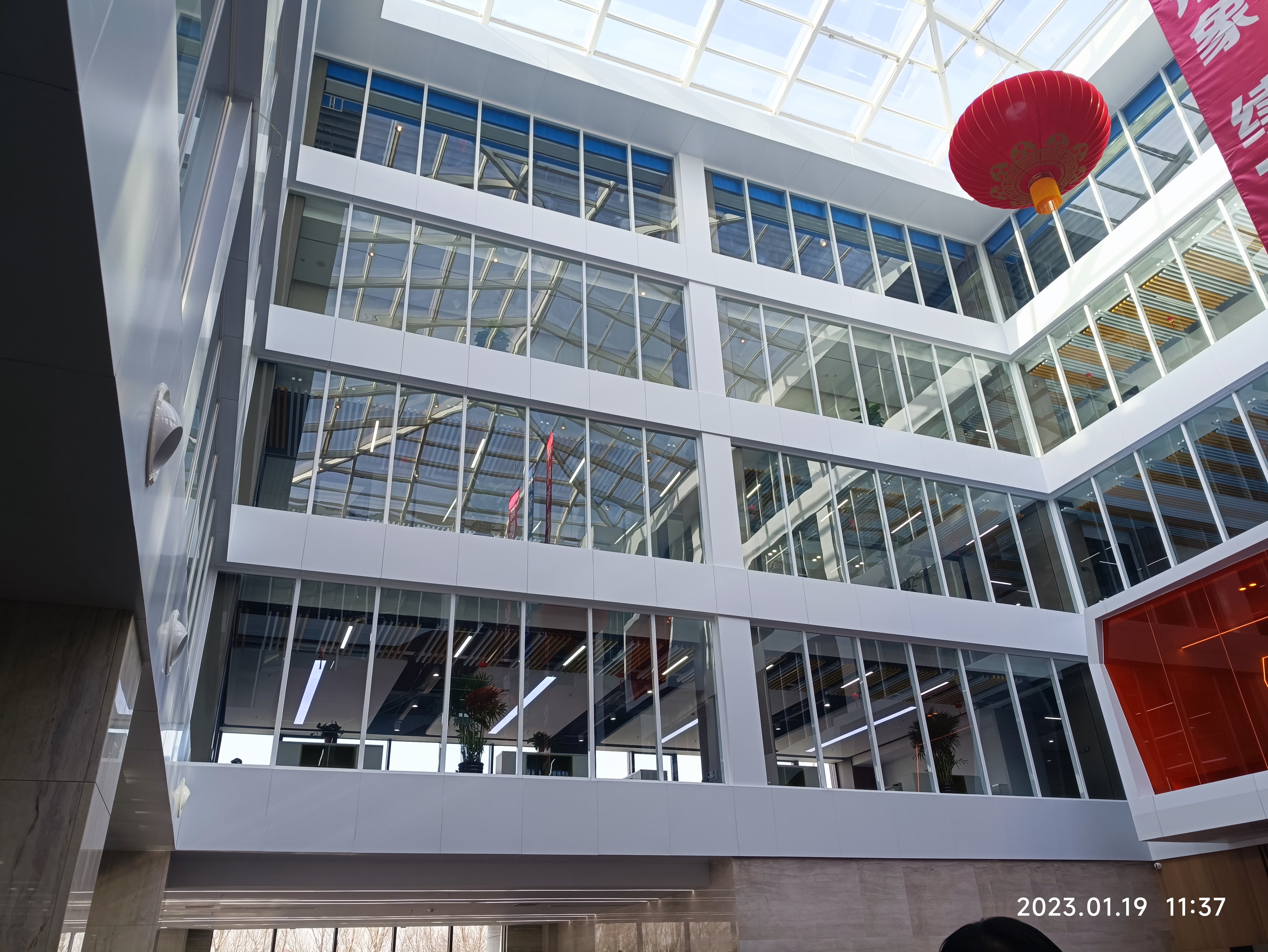 辦公樓內(nèi)一側(cè)