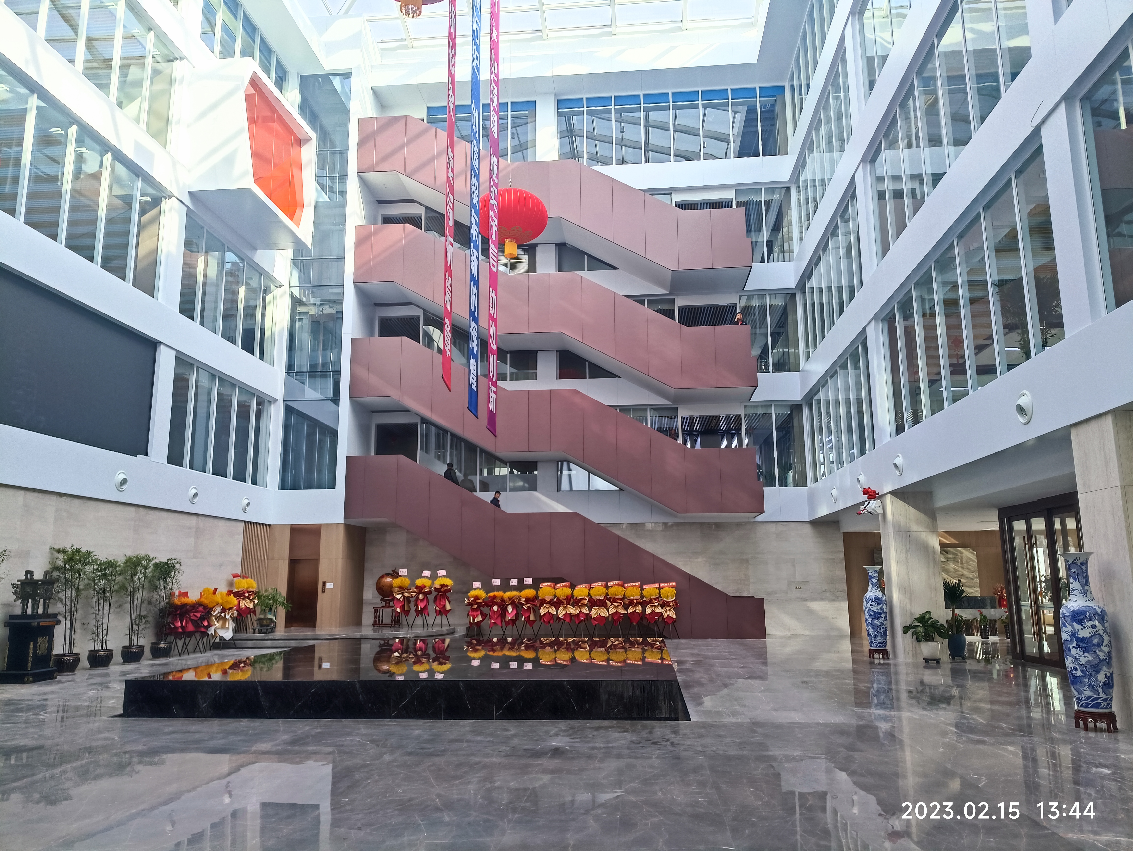 辦公樓內(nèi)一側(cè)